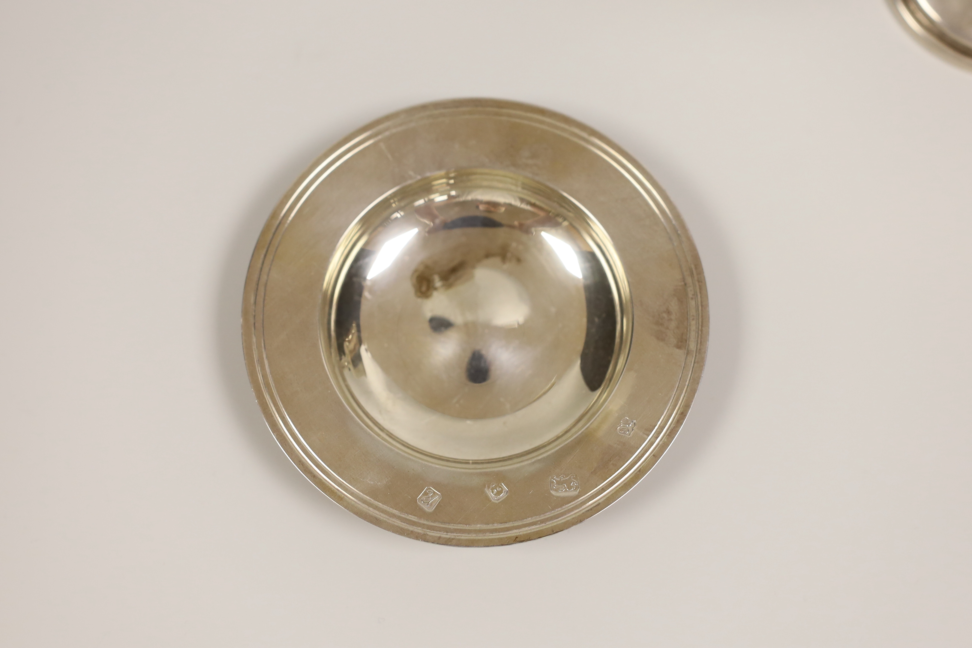 A modern silver goblet, W.I. Broadway & Co, Birmingham, 1978, 16.3cm and a small modern silver armada dish, 6.6oz.